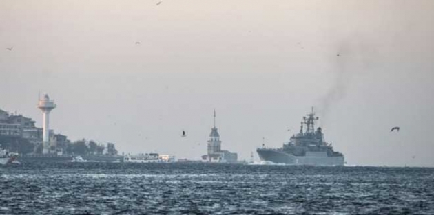 Rus askerinin füze atar gibi durduğu o gemi, Boğaz’dan geçti