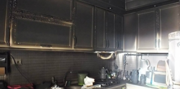 Şarja bağlı el feneri evi yaktı