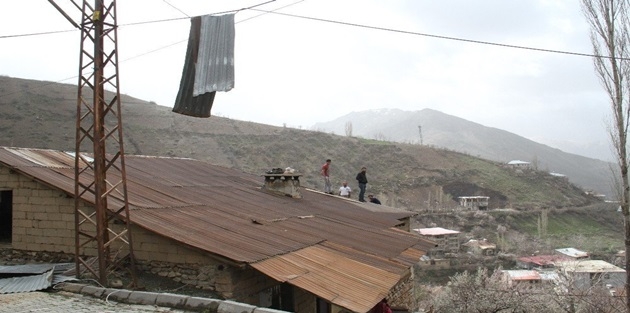 Şemdinli’de fırtına çatıları uçurdu 