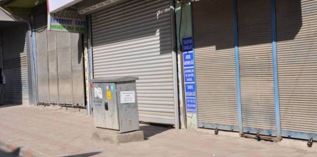 Şırnak halkı Cizre'ye destek için kepenk kapattı