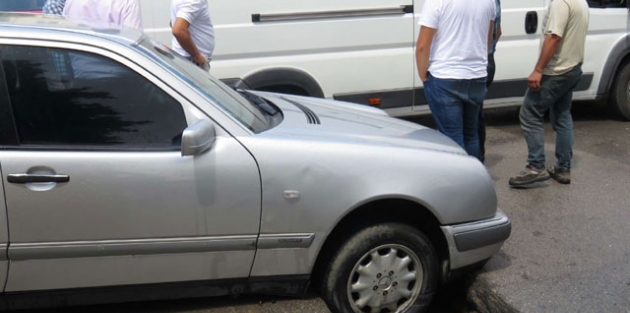 Sultanbeyli'de yağmur; 2 araç çukura düştü