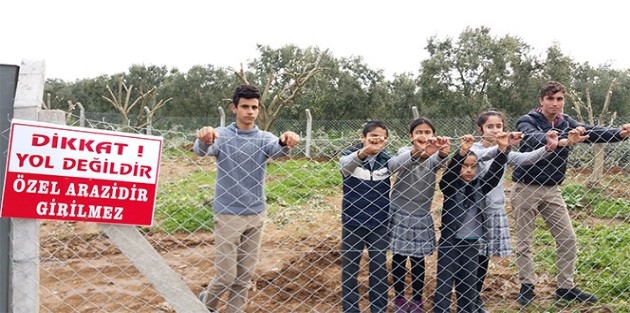 Tapulu arazim deyip yolu kapattı