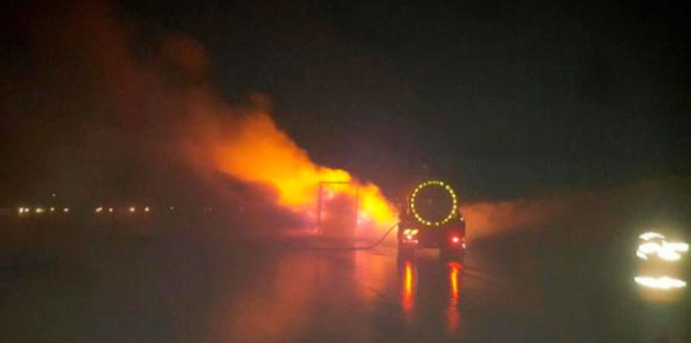 TEM'de tekstil yüklü TIR alev alev yandı