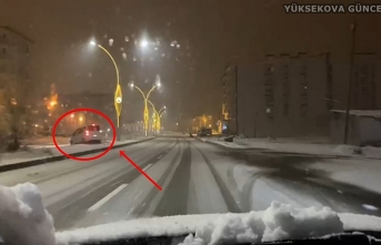 Yüksekova'da yılın ilk karıyla gelen trafik kazası cep telefonun kamerasına yansıdı