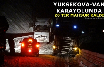 Yüksekova-Van karayolunda 20 tır mahsur kaldı