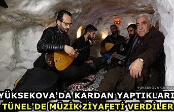 Yüksekova'da kardan yaptıkları tünelde müzik...