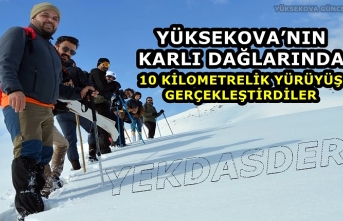Yüksekova’nın karlı dağlarında 10 kilometrelik yürüyüş gerçekleştirdiler