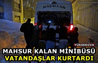 Mahsur kalan minibüsü vatandaşlar kurtardı