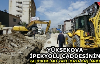 Yüksekova İpekyolu Caddesinin Kaldırımları Yapılmaya...