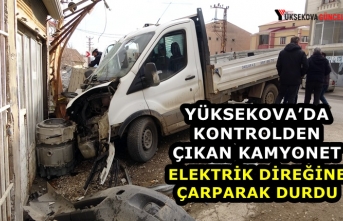 Yüksekova’da Kontrolden Çıkan Kamyonet Elektrik Direğine Çarparak Durdu