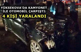 Yüksekova'da Kamyonet ile Otomobil Çarpıştı: 4 Kişi Yaralandı