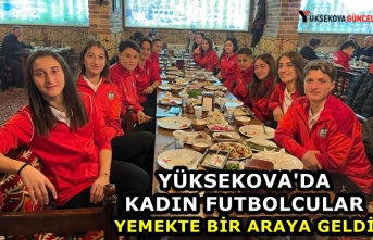 Yüksekova'da Kadın Futbolcular Yemekte Bir...