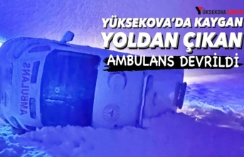 Yüksekova'da kaygan yoldan çıkan Ambulans...
