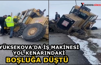 Yüksekova’da iş makinesi yol kenarındaki boşluğa düştü