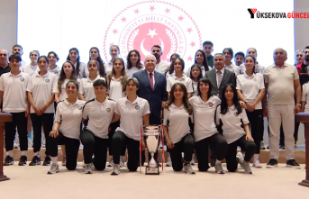 Bakan Güler Yüksekova Belediye Sporun Kadın Futbolcularını Ağırladı