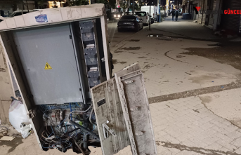 Cengiz Topel Caddesinde Kapakları Açık kalan Elektrik Panosu  Tehlikeye Yol Açıyor: Ekipler Önlem Alsın