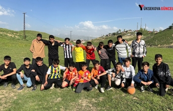 Yüksekova Esentepe Mahallesi: Boş arazide kıran kırana top oynayan gençler futbol sahası istiyor