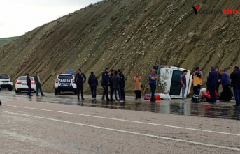 Yüksekova-Van yolunda minibüs yan devrildi: 3 Yaralı