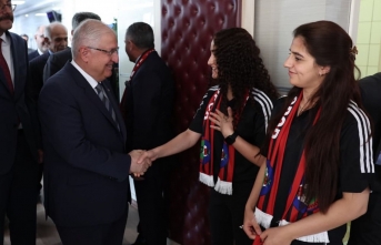 Bakan Güler, Yüksekova Kadın Futbol Takımıyla Buluştu