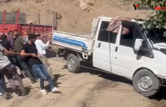 Şemdinli'de Kamyonet Uçurumdan Böyle Kurtarıldı: Vatandaşların Halatlı Operasyonu Kamerada