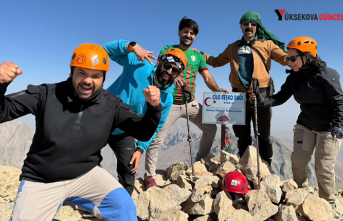 Yüksekova: Türkiye'nin 2. yüksek noktasında nefes kesen zirve tırmanışı