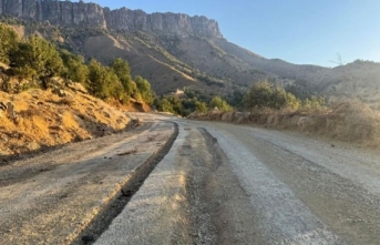 Hakkari’de 2 sene önce yapılan yol döküldü