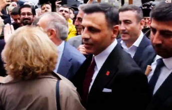 Olağanüstü kongrede bir kez daha CHP İstanbul İl Başkanı seçilen Özgür Çelik, mazbatasını aldı!