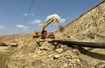 Yüksekova'da  Yol Çalışması Sırasında Ana Su Borusu Hasar Gördü