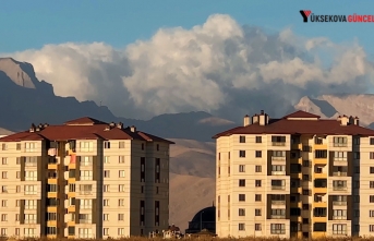 Yüksekova Cilo dağının üzerine çöken bulutlar güzel görüntüler oluşturdu