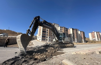 Yüksekova Belediyesi Pizok TOKİ yollarında asfalt çalışması öncesi ilk kazmayı vurdu.