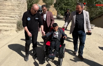Yüksekova’nın Sınır köyündeki iki özel çocuğun yüzü güldü: Engelliler Derneği'nden hasta Yatağı ve akülü sandalye sürprizi