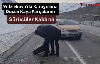 Yüksekova'da Karayoluna Düşen Kaya Parçalarını Sürücüler Kaldırdı