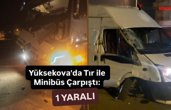 Yüksekova'da Tır ile Minibüs Çarpıştı:...