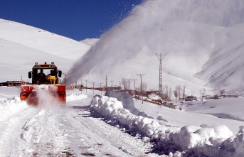 Hakkari genelinde 13 köy ve 30 mezra yolu ulaşıma...