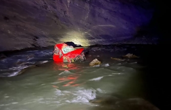 Hakkari’de bir araç zap suyuna uçtu