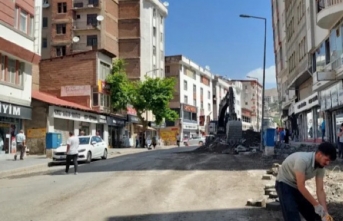 Hakkari’de Cumhuriyet Caddesi Kaldırımları Yenileniyor