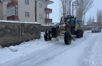 Yüksekova Belediyesinden Kar Temizleme Çalışması