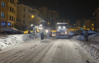 Yüksekova Belediyesi’nin kar temizleme seferberliği...