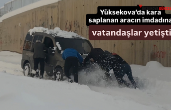 Yüksekova’da kara saplanan aracın imdadına vatandaşlar...