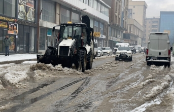 Yüksekova’da Kar Yağışı Sonrası Yoğun Temizlik...