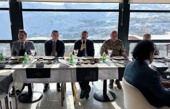 Hakkari Valisi Ali Çelik gazeteciler ile bir araya...