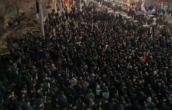 İran'da protestolar 13'üncü günde: Telefon...