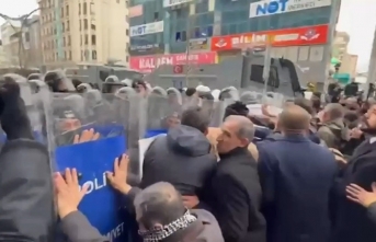 Van’da yürüyüşe polis müdahalesi: Yerine kayyım atanan Zeydan ve Van Barosu Başkanı Özaraz gözaltında