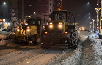Yüksekova Belediyesi’nden Gece Kar Mesaisi