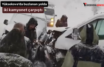 Yüksekova’da buzlanan yolda iki kamyonet çarpıştı