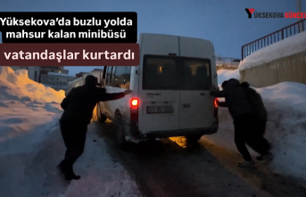 Yüksekova’da buzlu yolda mahsur kalan minibüsü...