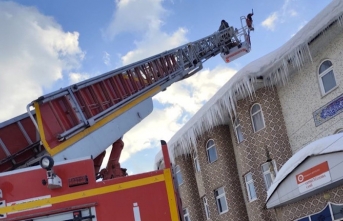 Yüksekova’da Çatı ve Üst Geçitlerde Kar Temizliği...
