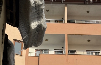 Çatılardan Ölüm Sarkıyor: Yüksekova’da İtfaiyeden...