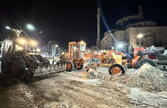 Yüksekova’da Cengiz Topel Caddesi’nde Kar Temizleme...