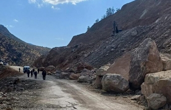 Şemdinli - Derecik yoluna heyelan indi